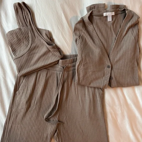 Beyond Yoga Well Traveled Set (Pants, Cardigan, Tank) - Picture 6 of 6